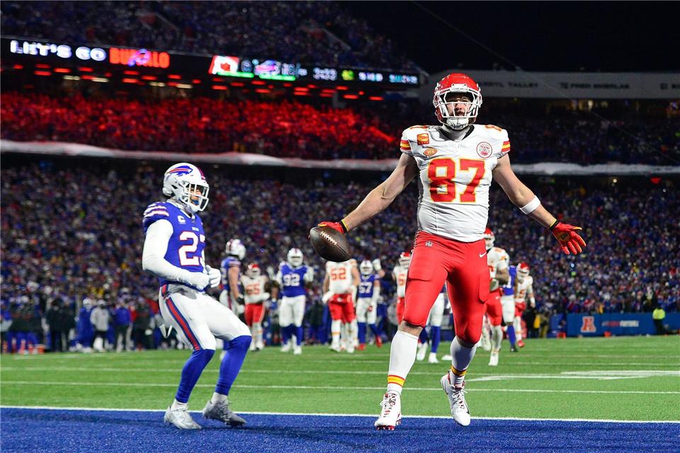 Travis Kelce (87) hat noch nie für einen anderen Club als die Chiefs gespielt. (Archivbild)Adrian Kraus/AP/dpa