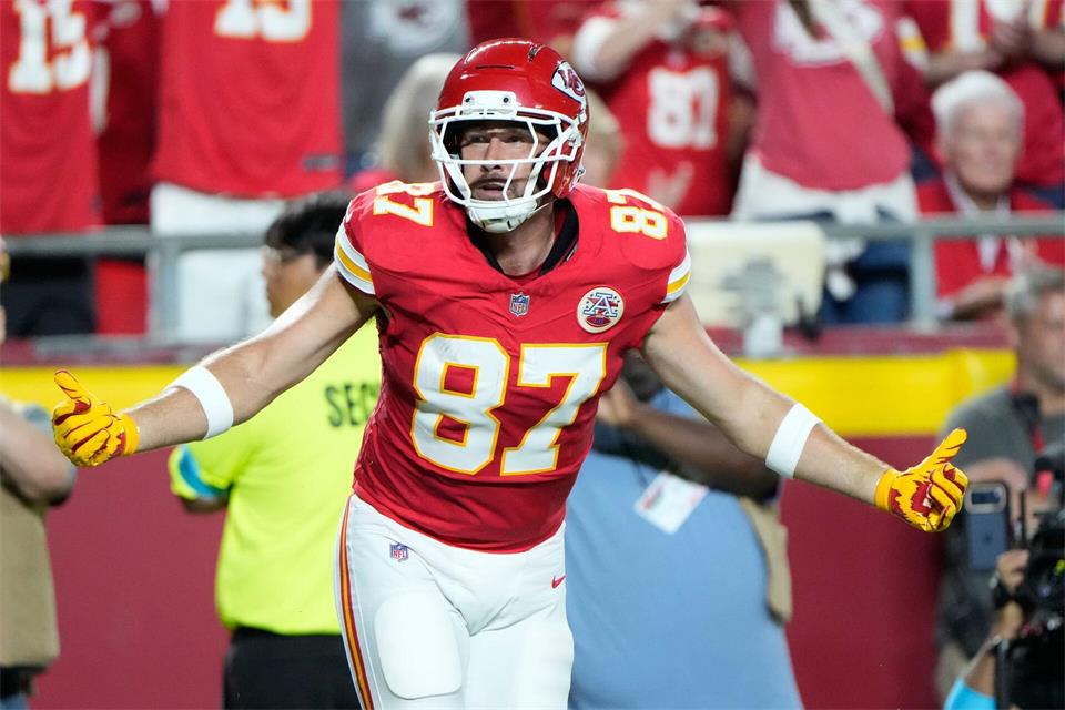 Travis Kelce jubelte über einen Touchdown und einen guten Auftritt.Charlie Riedel/AP/dpa