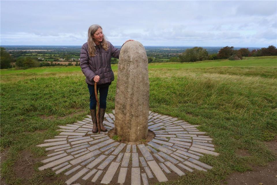 Treasa Kerrigan stellt sich selbst als Hohepriesterin vor - wie viele ihrer Landsleute glaubt sie an die Wirkung von Kraftorten wie dem Hill of Tara.Daniela David/dpa-tmn
