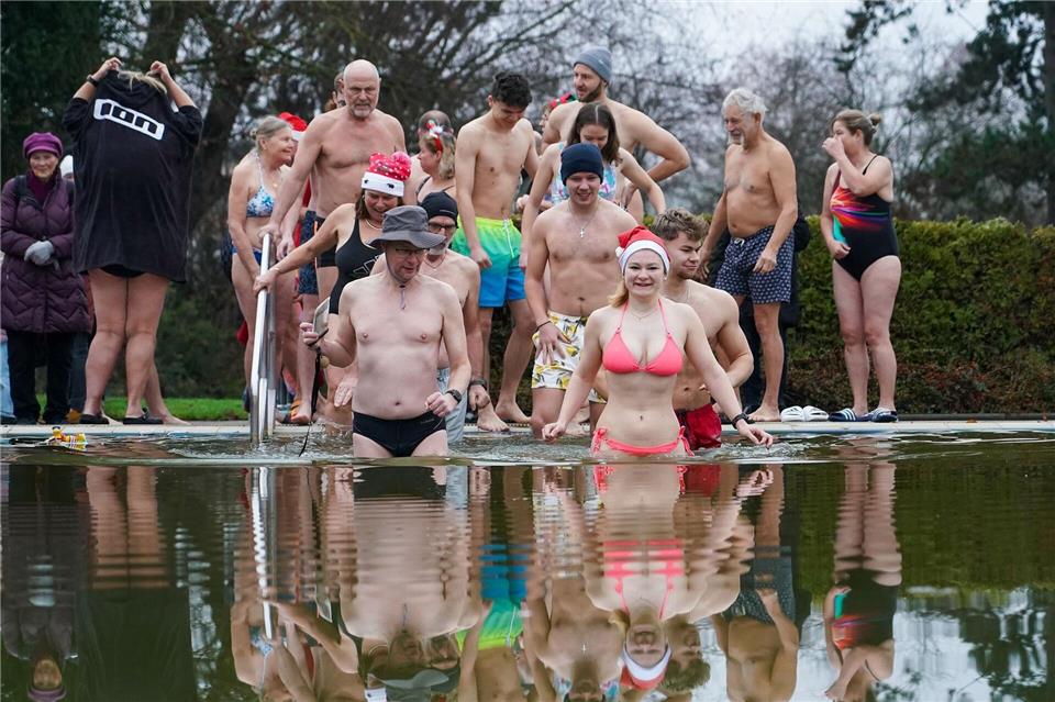 Trebur veranstaltet seit rund 15 Jahren ein Adventsschwimmen.Marc Schüler/dpa