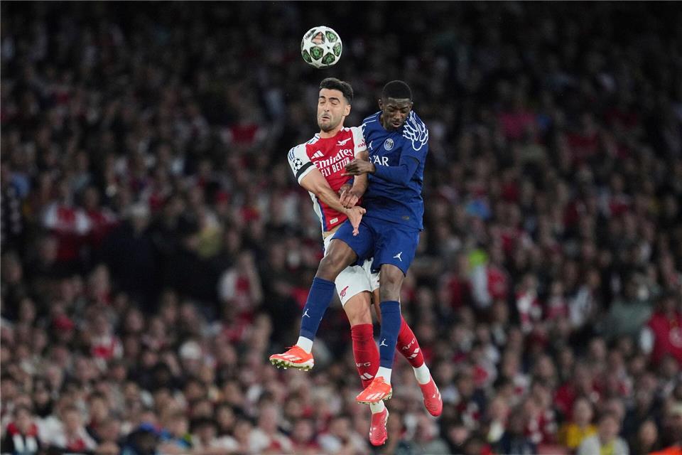 Treffen am Samstag erneut aufeinander: Arsenals Mikel Merino und Ousmane Dembele (r) von PSG. (Archivbild)Kin Cheung/AP/dpa