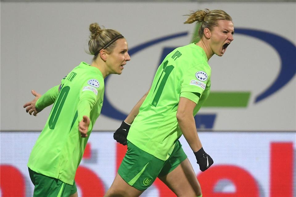 Treffen für Wolfsburg in der Bundesliga: Svenja Huth (li.) und Alexandra PoppSwen Pförtner/dpa