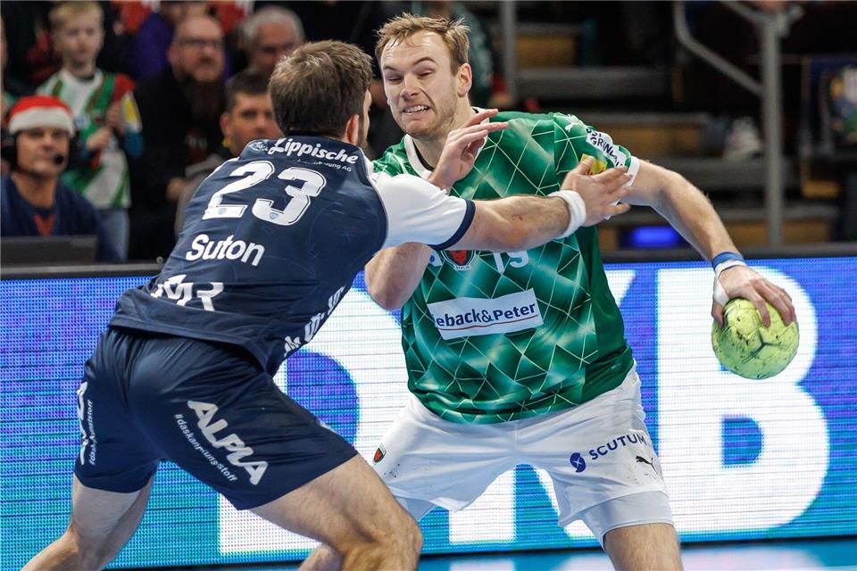 Treffen im Halbfinale aufeinander: Berlins Mathias Gidsel (r) und Lemgos Tim Suton (l). (Archivbild)Andreas Gora/dpa