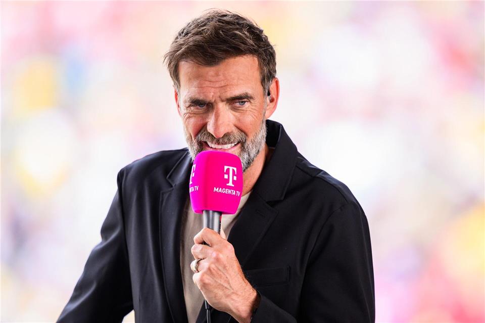 Treffen in New York? Ja, weil Jürgen Klopp weiter als Experte für MagentaTV bei den WM-Spielen in den USA aktiv ist. Tom Weller/dpa