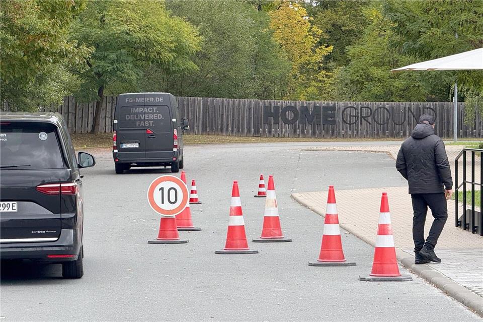 Treffpunkt Franken: Der erkrankte Nick Woltemade saß in keinem der Kleinbusse, die in Herzogenaurach vorfuhren. Klaus Bergmann/dpa