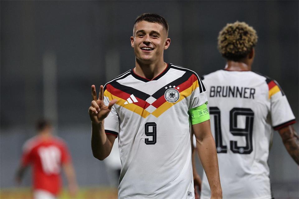 Tresoldi führt die U21 als Kapitän zum Sieg. Domenic Aquilina/dpa