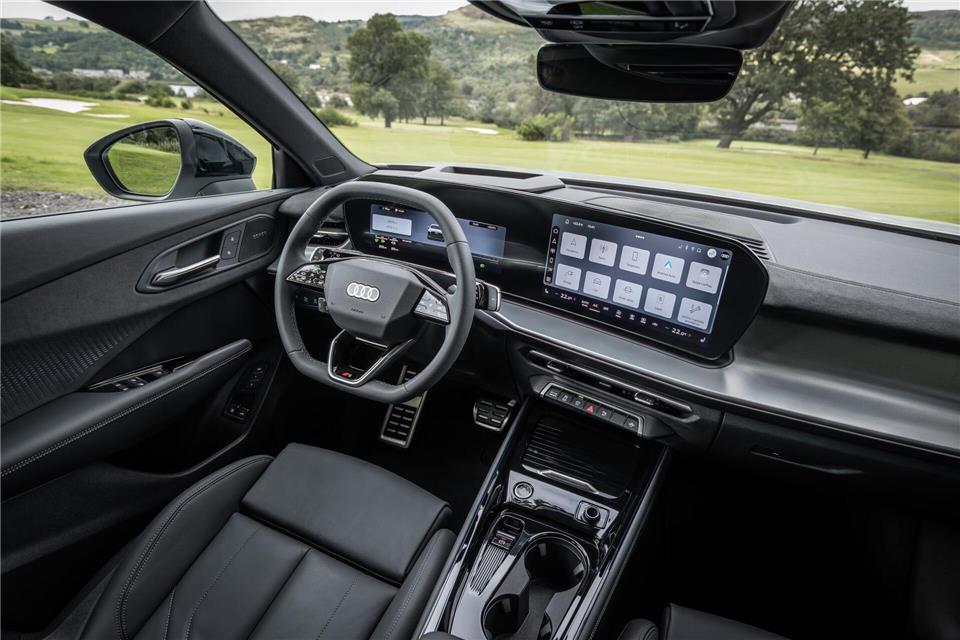 So will der neue Audi Q3 die SUV-Konkurrenz überstrahlen Treten Sie näher: Ja, das die schlanke Bildschirmwand kennt man schon, doch hinter dem Lenkrad ist auch die neue bogenförmige Bedieneinheit zu erkennen.Audi AG/dpa-tmn