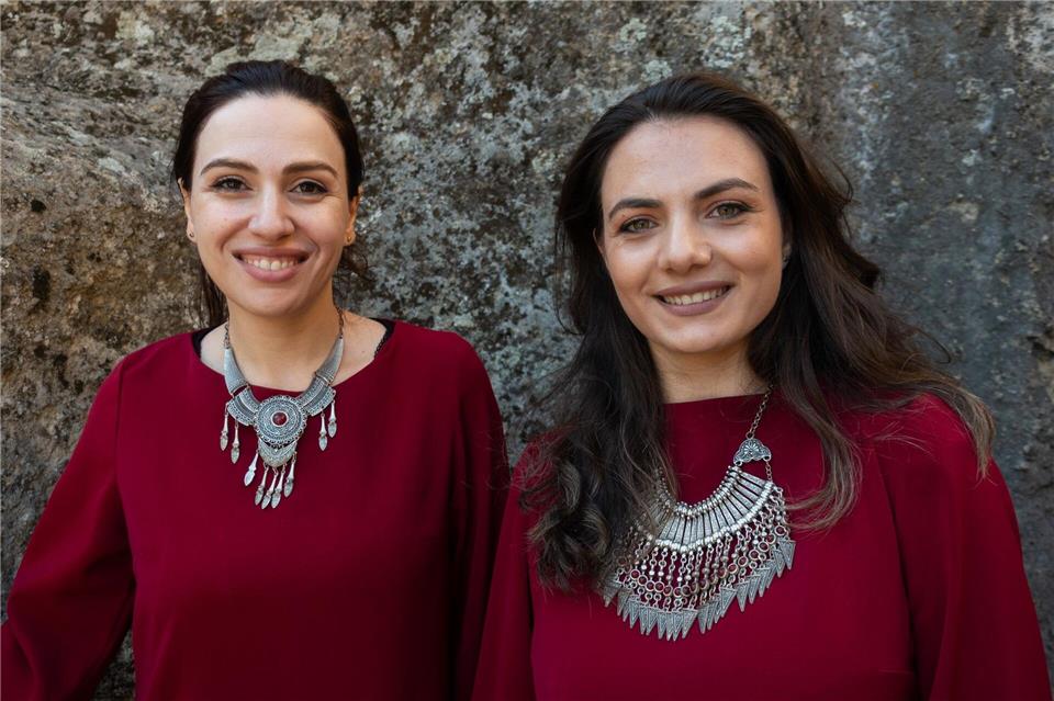 Treten in einer Felsenhalle auf: Manush Harutyunyan (l) und Nelly Kalashyan und vom A-Capella-Quintett Garni.Andreas Drouve/dpa-tmn