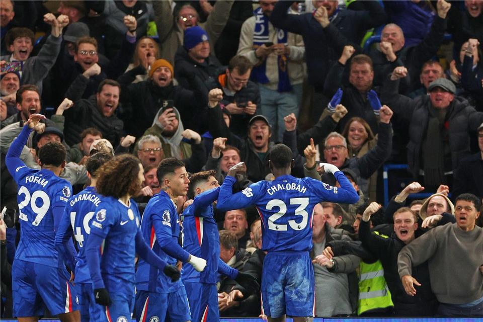 Trevoh Chalobah erzielte den Führungstreffer für den FC Chelsea, der da schon in Unterzahl spielte.Ian Walton/AP/dpa