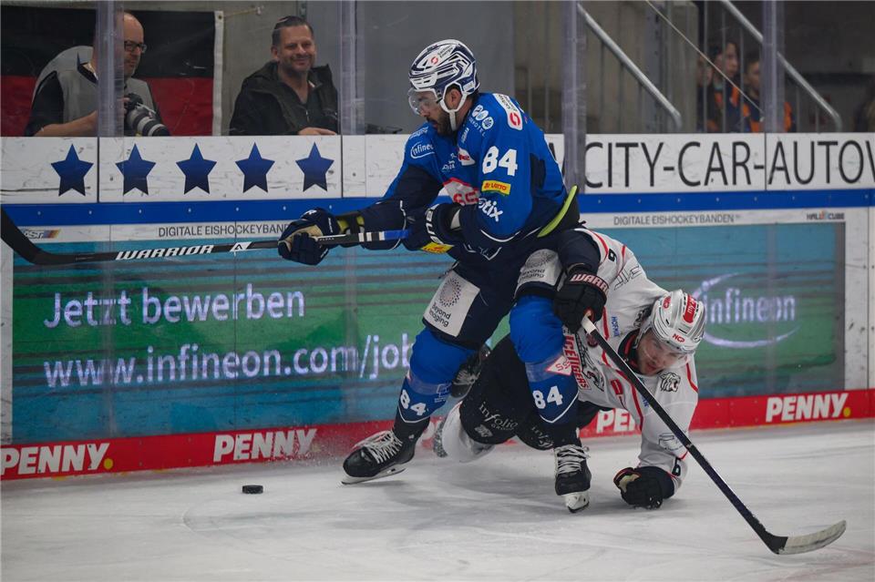 Trevor Parkes (l) wechselt von den Dresdner Eislöwen zu den Augsburger Panthern. (Archivbild) Robert Michael/dpa