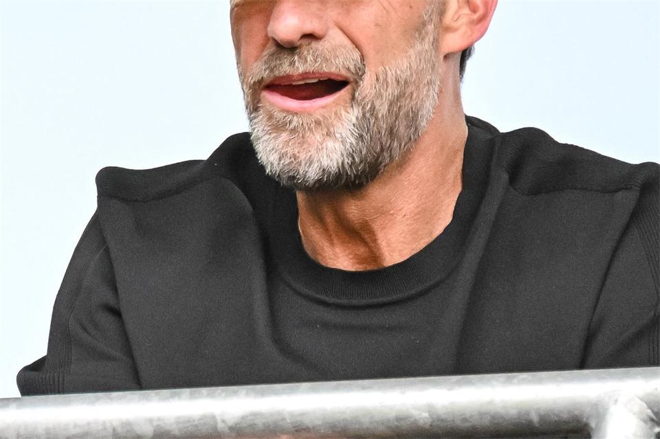 Tribünengast Jürgen Klopp schaut beim Augsburger Sieg gegen Schalke genau hin.Harry Langer/dpa
