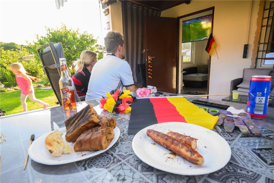 Trick 17: Wenn es rund um den Anstoß draußen noch zu hell ist, empfiehlt sich ein schattiges Plätzchen für Leinwand oder Fernseher - während man selbst in der Nähe des Grills bleiben kann.Julian Stratenschulte/dpa/dpa-tmn
