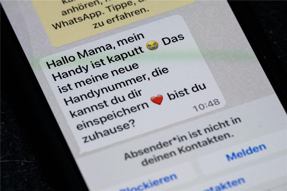 Trickbetrüger geben enge verwandtschaftliche Verhältnisse vor. (Symbolbild)Sebastian Gollnow/dpa
