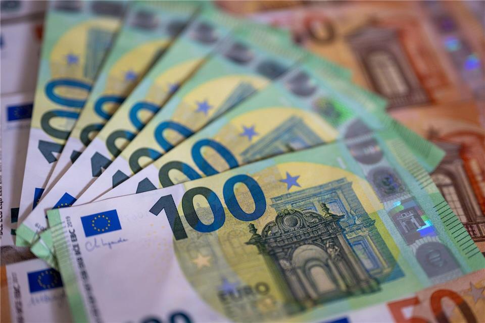 Trickbetrüger schaffen es immer wieder, mit perfiden Maschen an erhebliche Geldsummen zu kommen. (Symbolbild)Monika Skolimowska/dpa