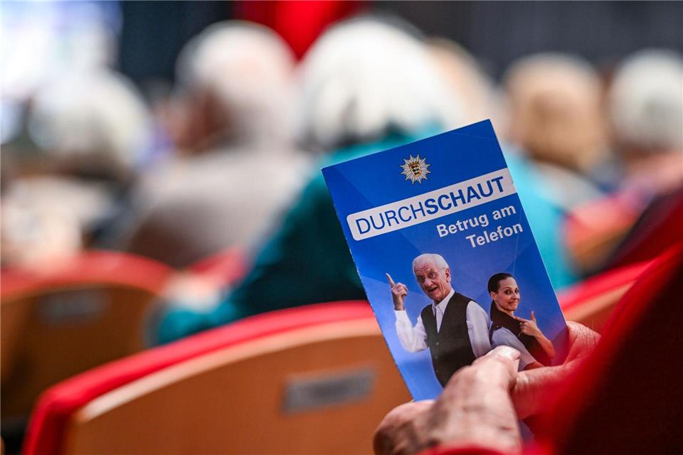 Trickbetrug als Theaterstück soll helfen, Senioren davor zu bewahren. Felix Kästle/dpa