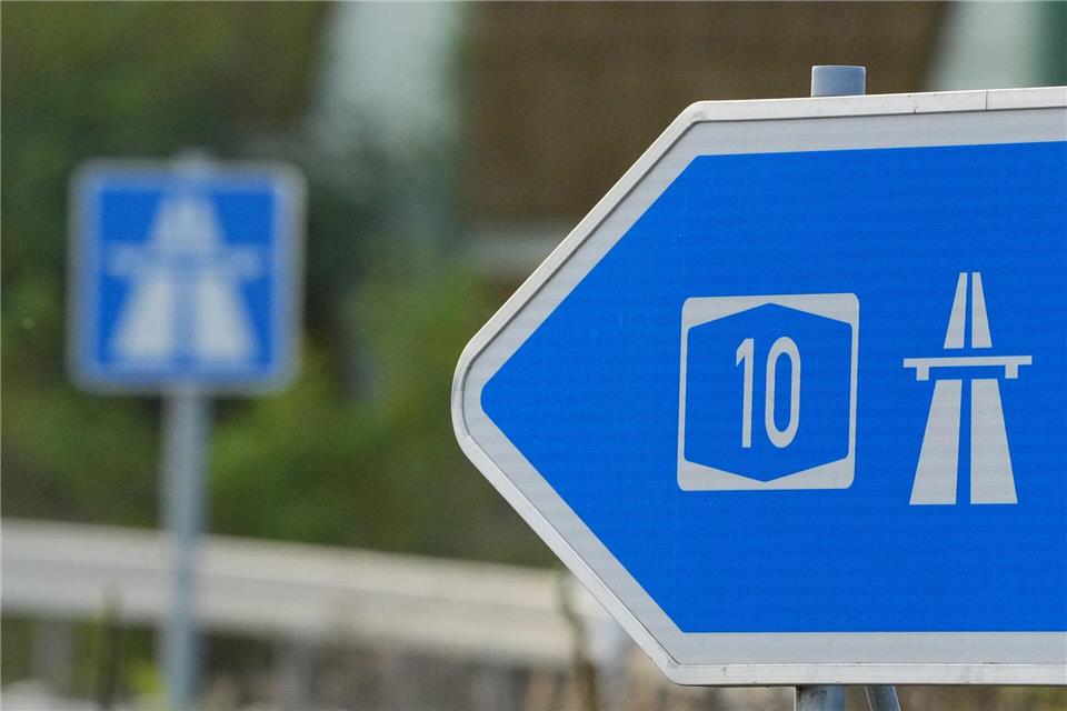 Trickdiebe nutzen Pausen von Autofahrern an Autobahn-Raststätten wie am Wochenende an der A10 bei Michendorf. (Symbolbild)Soeren Stache/dpa