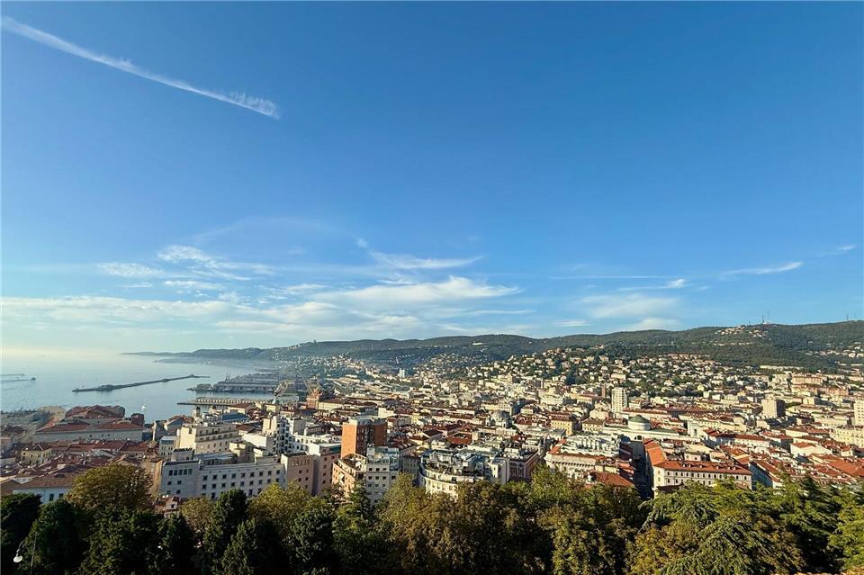 Triest liegt an der Adria. Vorn das Meer, im Rücken die Berge: ideal für die Bora.Wolfgang Stelljes/dpa-tmn