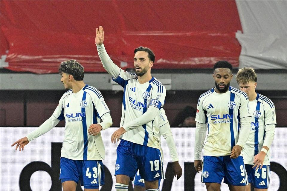 Trifft in seinem 100. Pflichtspiel für Schalke: Kenan Karaman (M).Anke Waelischmiller/dpa