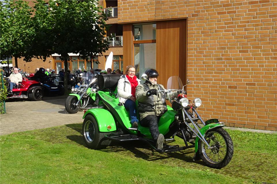 Mehrere Trikes vor dem Haus St. Josef in Borken.