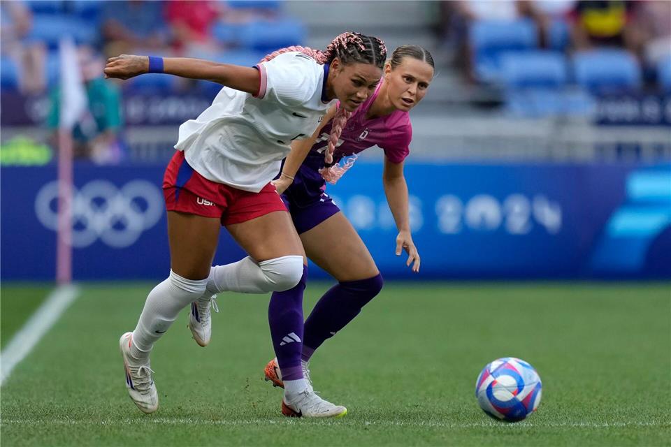 Trinity Rodman (vorn) bleibt in den USA. (Archivbild) Silvia Izquierdo/AP/dpa