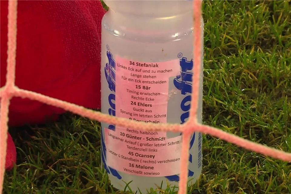 Trinkflasche mit Elfmeter-Zettel von Marius Funk.-/MagentaSport/dpa