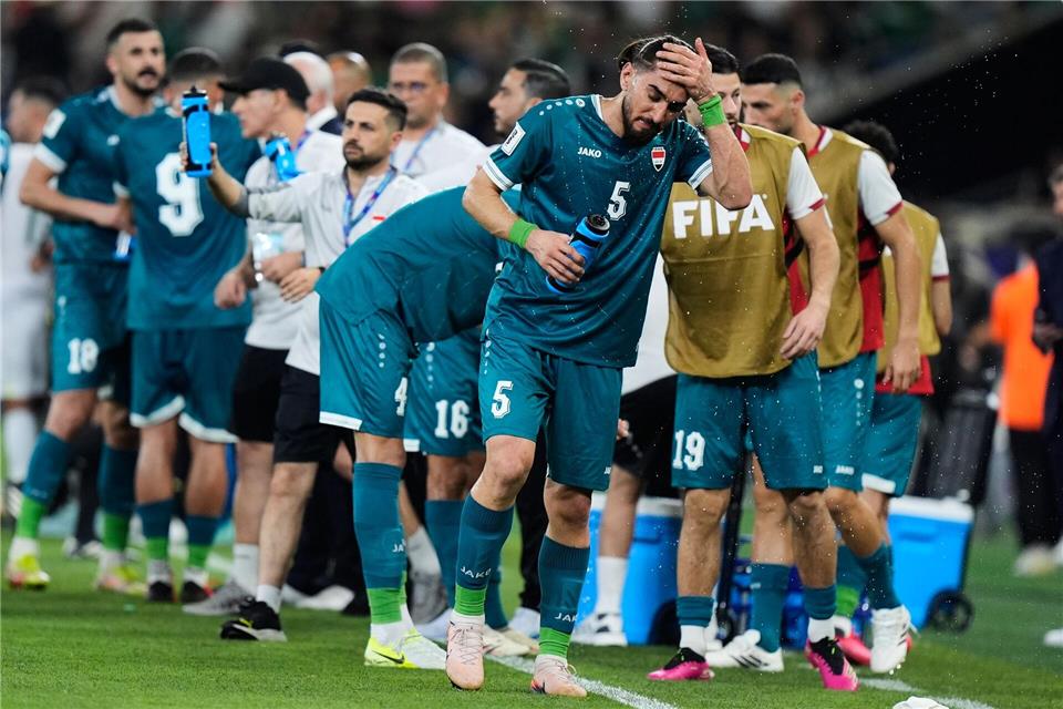 Trinkpausen, wie hier beim irakischen Team, werden bei der WM ein gewohntes Bild sein.Fernando Llano/AP/dpa