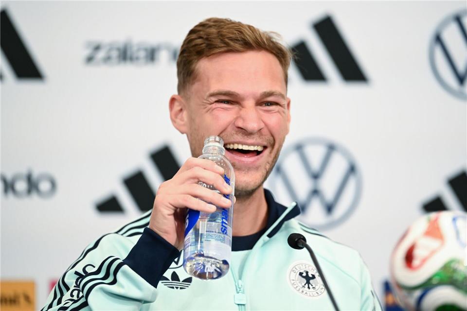 Trinkt mit seinen Teamkollegen gerne mal ein stilles Wasser: Joshua Kimmich. (Archivbild)Federico Gambarini/dpa