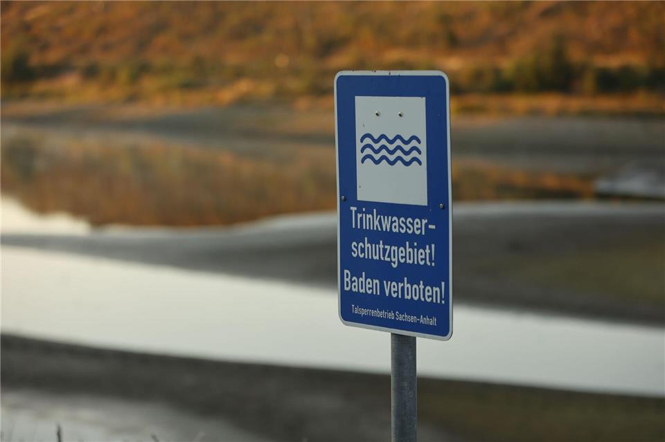 Trinkwasserschutzgebiete sollen das Wasser vor Schadstoffeinträgen schützen. (Archivbild)Matthias Bein/dpa/ZB