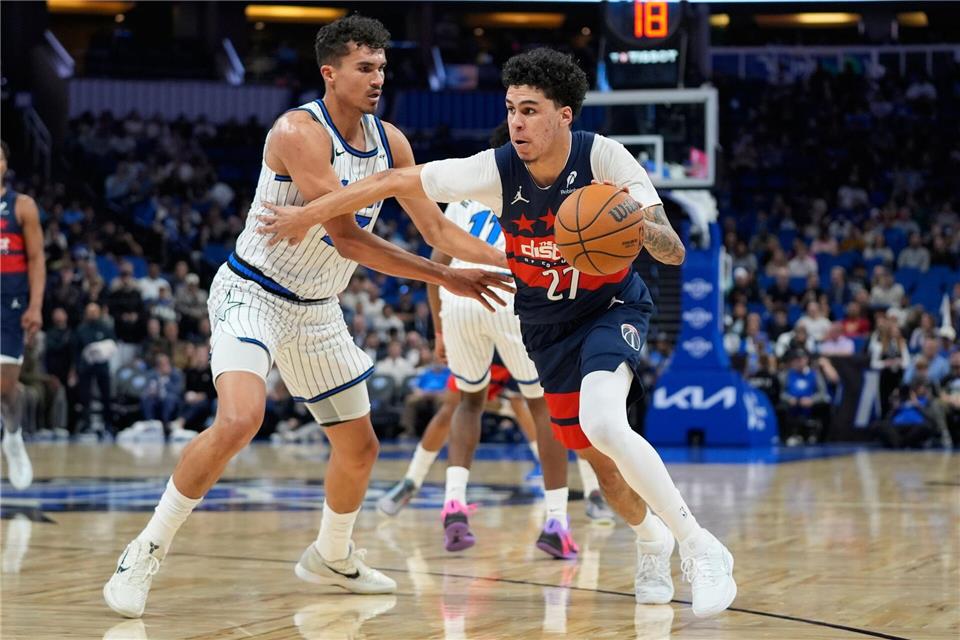 Tristan da Silva (l.) fiel gegen Washington auch mit guter Defense auf.John Raoux/AP/dpa