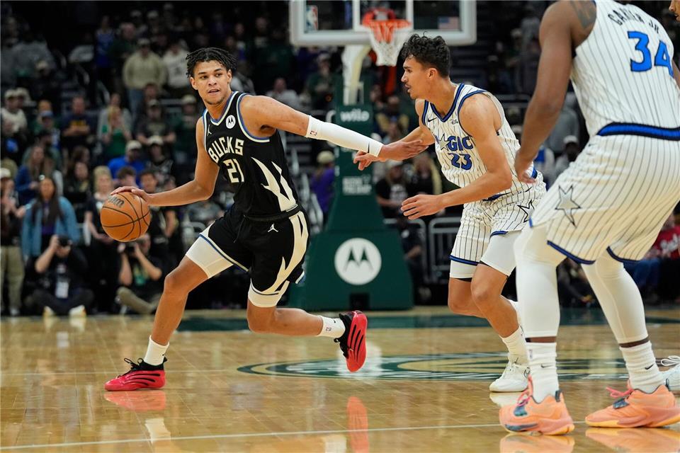 Tristan da Silva (rechts) holte mit den Magic den vierten Sieg in Serie.Aaron Gash/AP/dpa
