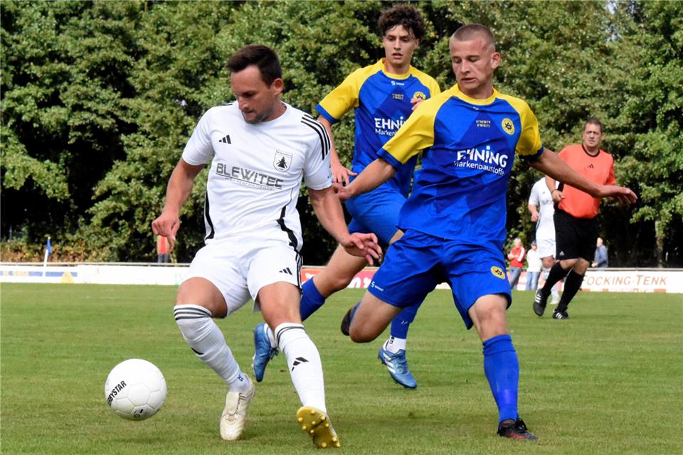 Triumph im Nachbarschaftsduell: Marcel Kröger (links), hier gegen den Weseker Noah Böcker, behielt mit dem VfL Ramsdorf zum dritten Mal in dieser Saison die Oberhand.