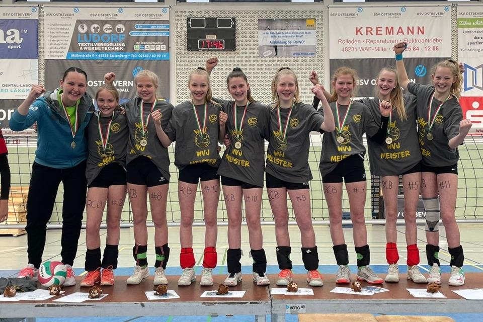 Triumph in Ostbevern: Im Finale der Westdeutschen Meisterschaften besiegte die U15 des RC Borken-Hoxfeld den VV Humann Essen und feierte anschließend den Triumph mit ihrer Trainerin Kim Lea Telaar (links).