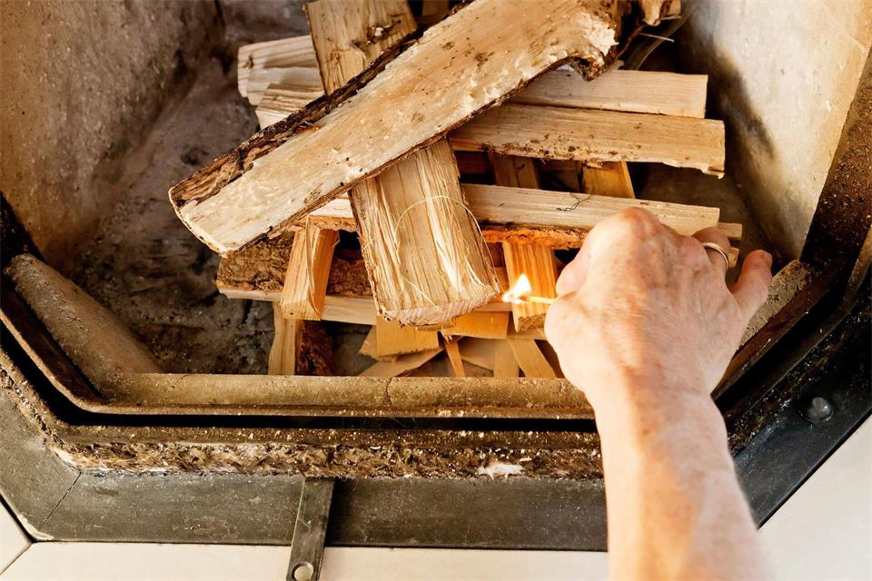 Trockenes Holz ist entscheidend: Der Feuchtegehalt des Brennholzes darf höchstens 25 Prozent betragen.picture alliance / dpa-tmn