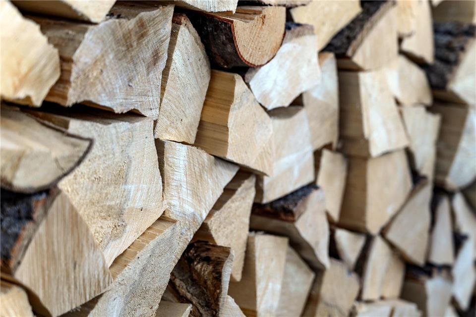 Trockenes, gespaltenes Holz mit weniger als 20 Prozent Feuchtigkeit ist ideales Feuerholz für Ofen und Kamin.picture alliance / dpa Themendienst