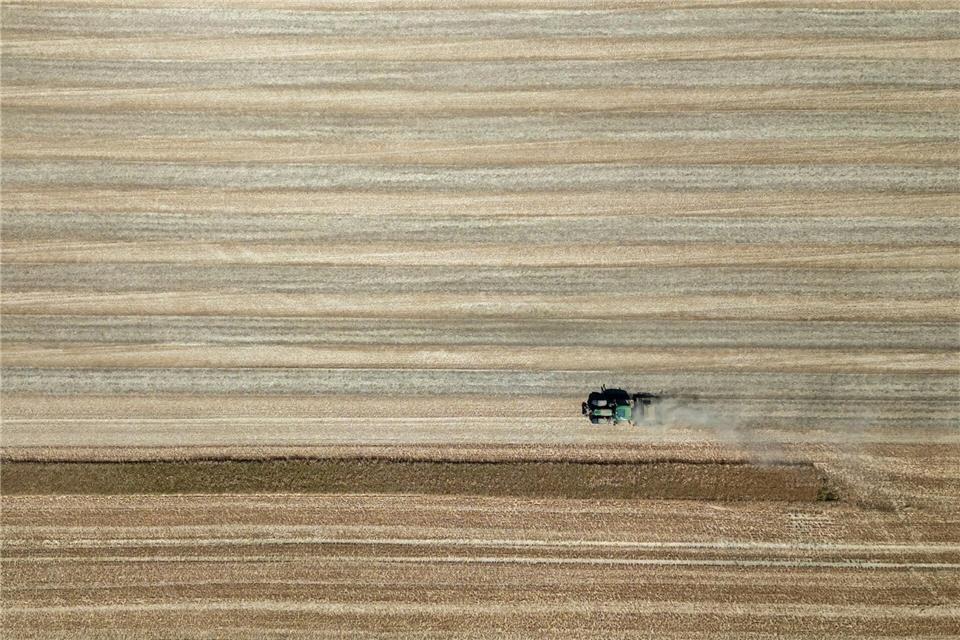 Trockenes und heißes Sommerwetter mit bis zu 33 Grad erwartet Rheinland-Pfalz und das Saarland bis Sonntagmittag. (Archivbild)Harald Tittel/dpa