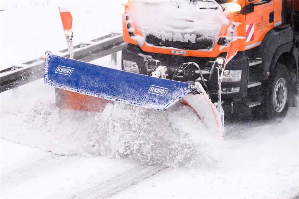 Trotz Dauereinsatzes bei den Winterdiensten fahren Schulbusse vielerorts nicht.Julian Stratenschulte/dpa