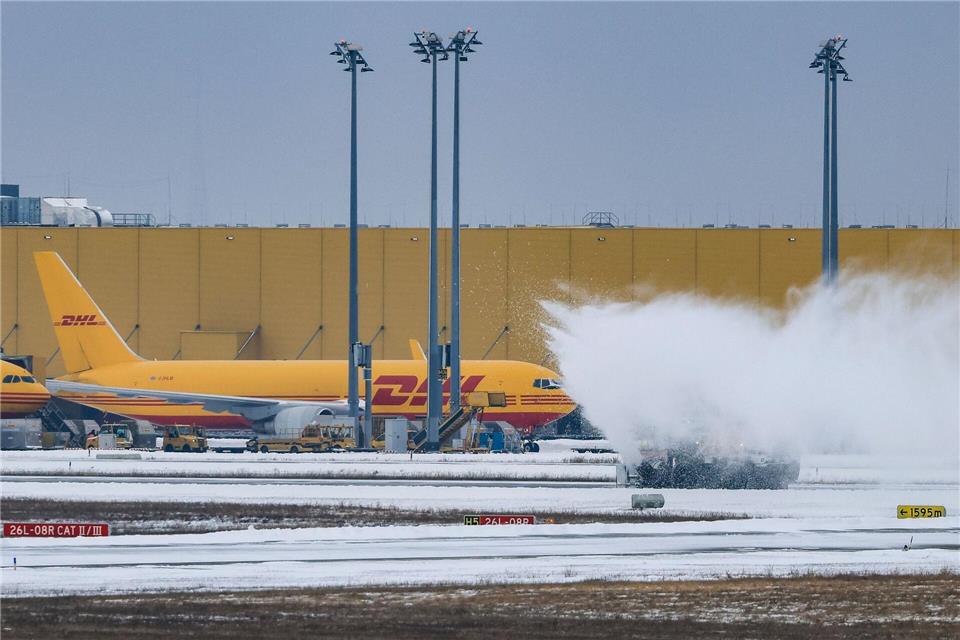 Trotz Frost und Schnee läuft der Flugbetrieb in Leipzig/Halle und Dresden stabil.Jan Woitas/dpa