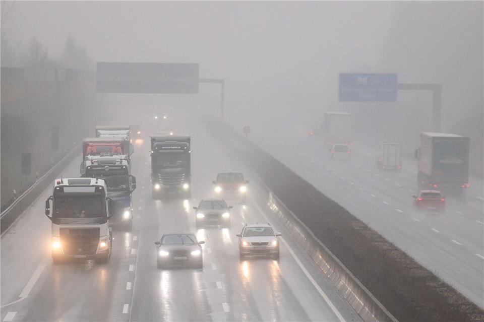 Trotz Glätte bleibt ein Verkehrschaos in Sachsen bislang aus. (Archivbild)Jan Woitas/dpa