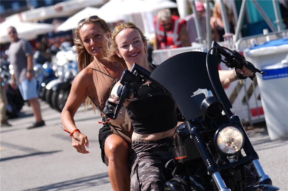 Trotz Hitze haben Teilnehmerinnen der Hamburg Harley Days ihren Spaß.Marcus Brandt/dpa