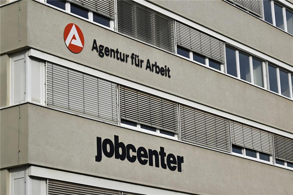 Trotz Hochschulabschlusses sind Tausende Menschen in Thüringen arbeitslos. (Symbolbild)Martin Schutt/dpa