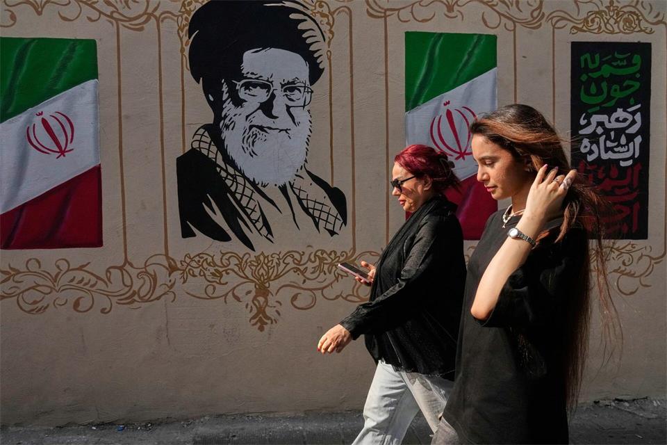 Trotz Irans ausgeklügelten Systems zur Umgehung von Sanktionen bekommt die Bevölkerung die wirtschaftliche Schieflage in Form gestiegener Preise deutlich zu spüren. (Archivbild)Vahid Salemi/AP/dpa