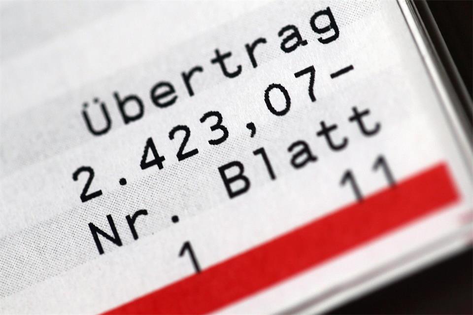 Trotz Kontoüberziehung: Banken müssen ein vorhandenes Girokonto auf Wunsch in ein P-Konto umwandeln.picture alliance/dpa