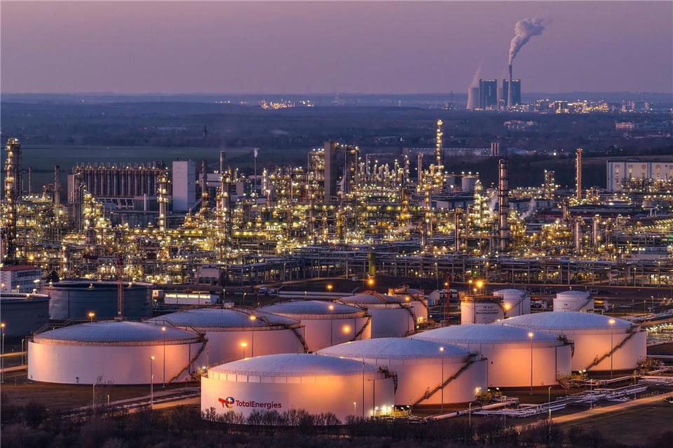 Trotz Krise in der ostdeutschen Chemiebranche soll in Leuna ein neues Industriegebiet entstehen.Jan Woitas/dpa