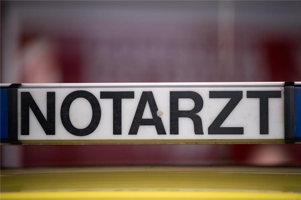 Trotz Notarzt war es zu spät: Ein Mann ist auf der L100 verunglückt. (Symbolbild)Sebastian Gollnow/dpa