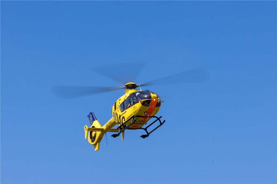 Trotz Rettungshubschrauber kommt für diesen Motorradfahrer nach einem Frontalzusammenstoß jede Hilfe zu spät.Frank Hammerschmidt/dpa