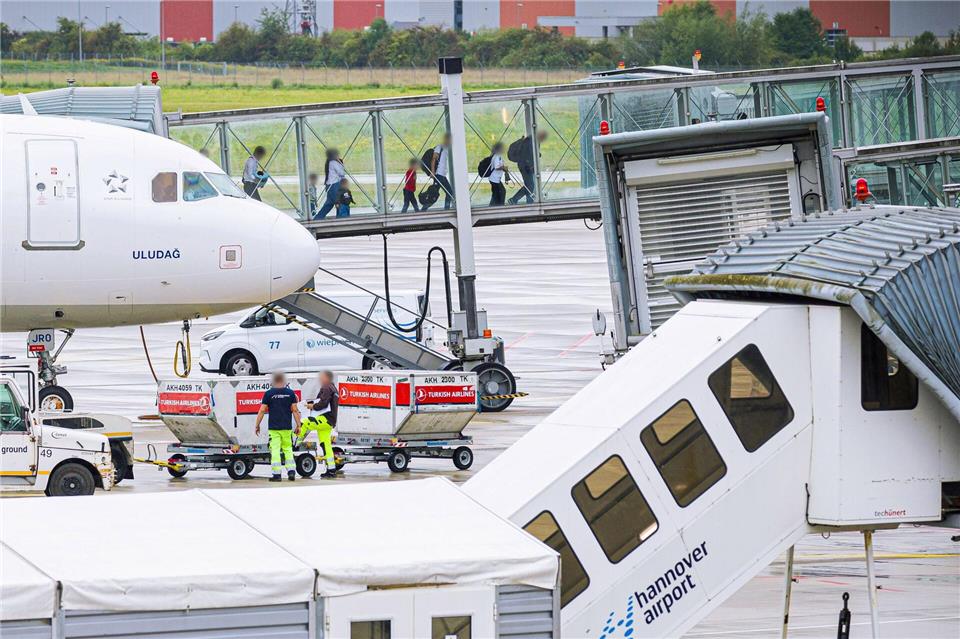 Trotz Stopp des Aufnahmeprogramms dürfen einige Afghanen nach Deutschland ausreisen. (Archivfoto)Moritz Frankenberg/dpa