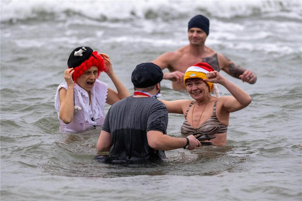 Trotz Sturms fand das traditionelle Anbaden an einigen Orten statt.Stefan Sauer/dpa