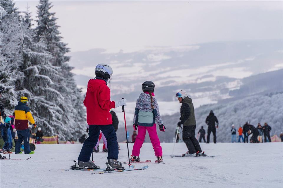 Trotz Tauwetter bleibt der Skispaß auf der Wasserkuppe ungetrübt. (Archivbild)Andreas Arnold/dpa