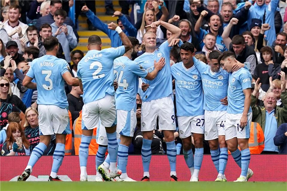 Trotz Unterzahl hat Manchester City auch Nottingham Forrest geschlagen.