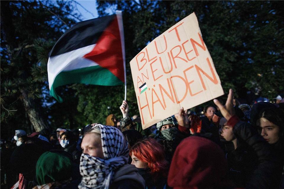 Trotz Verbots demonstrieren Menschen in Berlin-Mitte gegen Israel und für Palästina. Carsten Koall/dpa